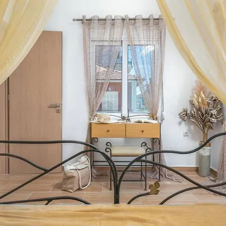 Dennis Center Elegant Апартаменты *